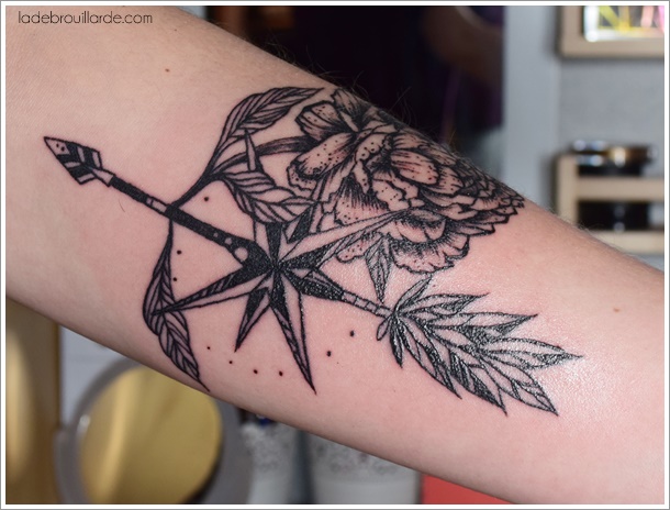 tatouage femme flèche