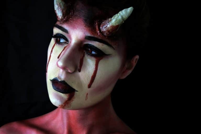 Maquillage démon pour Halloween super facile à faire